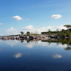 Playas y piedras a orillas del río Atabapo en el Guainía