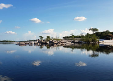 Playas y piedras a orillas del río Atabapo en el Guainía