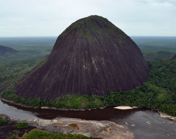 Cerro el Pajarito desde Mavicure en Guainía