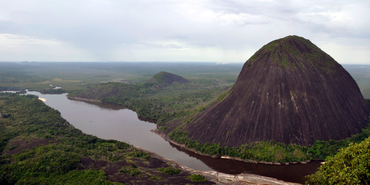 Desde Mavicure, el río Inírida y el cerro Pajarito