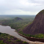 Desde Mavicure, el río Inírida y el cerro Pajarito